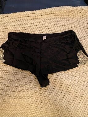 Black silk with cream Lace detail Sleep tap Shorts Victoria’s Secret sz Large